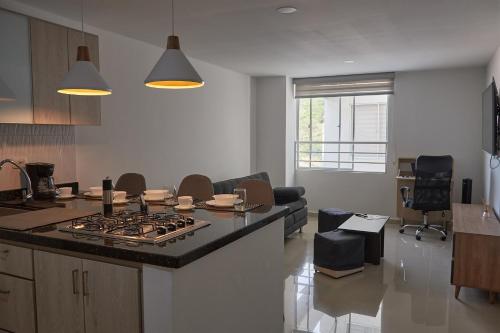 una cucina e un soggiorno con piano cottura e forno di Alojamiento Vacacional en San Gil a San Gil