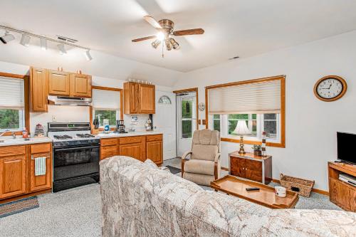 a living room with a couch and a kitchen at Lakeside Living in Lakeside