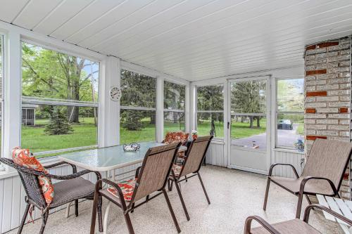 a screened in porch with a table and chairs at Lakeside Living in Lakeside