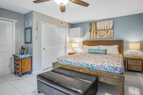 科洛阿的住宿－Waikomo Stream Villas 322，一间卧室配有一张床和一张搁脚凳