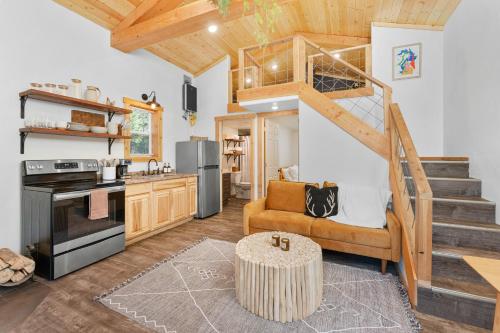 una cucina e un soggiorno con scala a chiocciola di Little Tooth Retreat - Little Cabin a Sandpoint