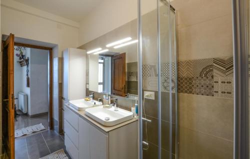 uma casa de banho com 2 lavatórios e um chuveiro em 2 Bedroom Beautiful Apartment In Aulla em Aulla