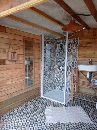 - une salle de bains pourvue d'une porte en verre dans l'établissement Hé Ma Bulle, à Pleugueneuc