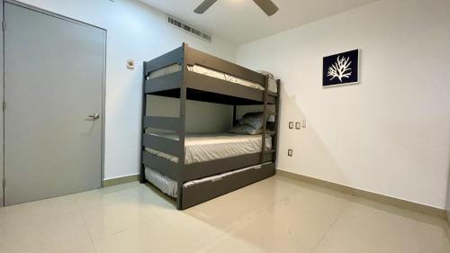 Dormitorio pequeño con litera en la esquina en Tramonto, a Beachfront Bliss!, en Mazatlán