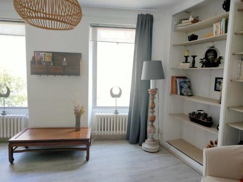 a living room with a coffee table and a window at "Les Chacobins" - appart'étape avec Garage Vélos in La Réole