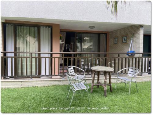 a patio with chairs and a table on a balcony at Beach Place Resort . ap térreo in Aquiraz