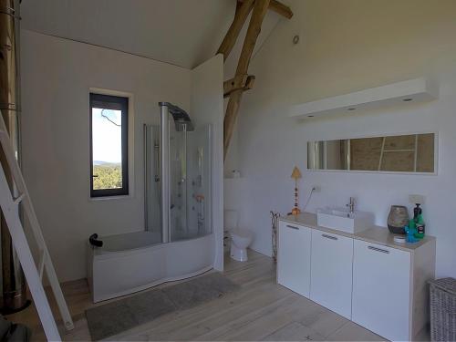 een badkamer met een douche en een wastafel bij Inviting holiday home in Gourdon with terrace in Gourdon-en-quercy