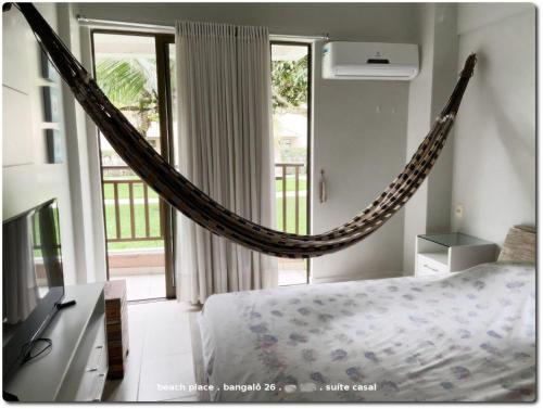 a bedroom with a hammock hanging from the wall at Beach Place Resort . ap térreo in Aquiraz