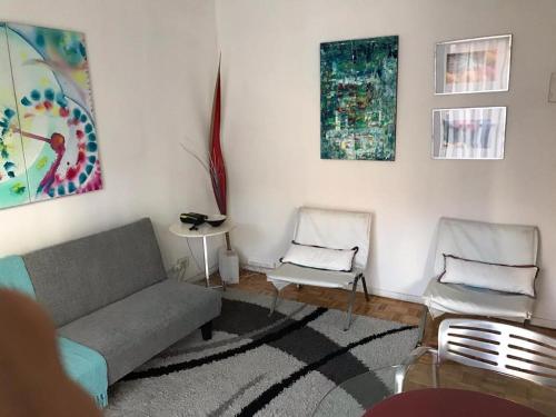 sala de estar con sofá y 2 sillas en Cabildo y Juramento en Buenos Aires