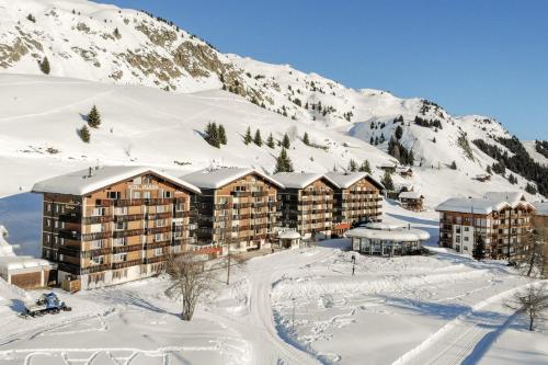 una vista aérea de un complejo en la nieve en Valaisia 49, en Riederalp