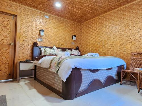 ソナマルグにあるHotel Mughal Indiaの部屋の中に大きなベッドがある寝室