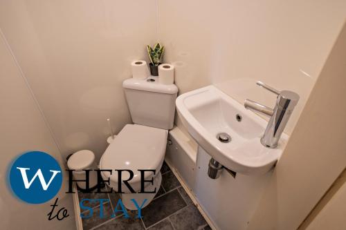 uma casa de banho com um WC branco e um lavatório. em Charming 2 bedroom apartment in Gorgie em Edimburgo