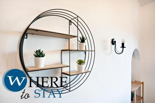 een ronde metalen plank met potplanten erop bij Charming 2 bedroom apartment in Gorgie in Edinburgh