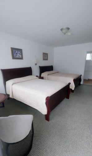 Ένα ή περισσότερα κρεβάτια σε δωμάτιο στο White Fang Motel