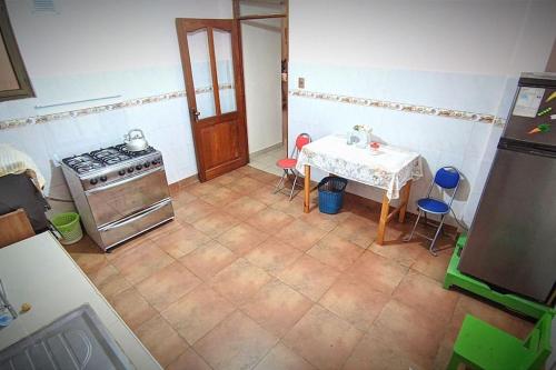 Vista aérea de una cocina con fogones y mesa en ¡Apartamento Espacioso!, en Sucre
