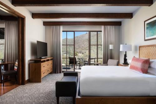 Postel nebo postele na pokoji v ubytování The Ritz-Carlton, Dove Mountain