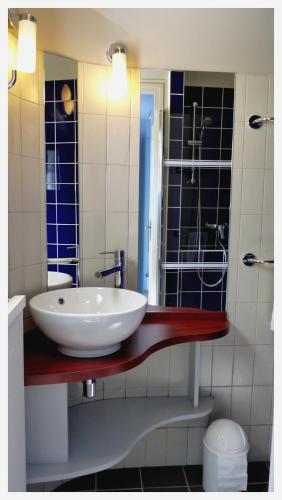 une salle de bain avec un lavabo blanc et un miroir dans l'établissement VVF La côte d'Emeraude Saint-Cast-le-Guildo, à Saint-Cast-le-Guildo
