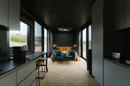 - une cuisine avec une table et des chaises dans la chambre dans l'établissement CABN Kangaroo Island, à Penneshaw