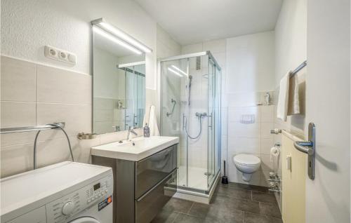 y baño con lavabo, ducha y aseo. en Amazing Apartment In Westerdeichstrich With Wifi, en Westerdeichstrich