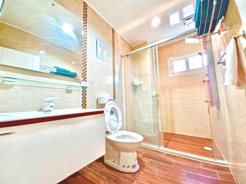 潮州鎮的住宿－屏東潮州民宿樂活藝術家，一间带卫生间和玻璃淋浴间的浴室