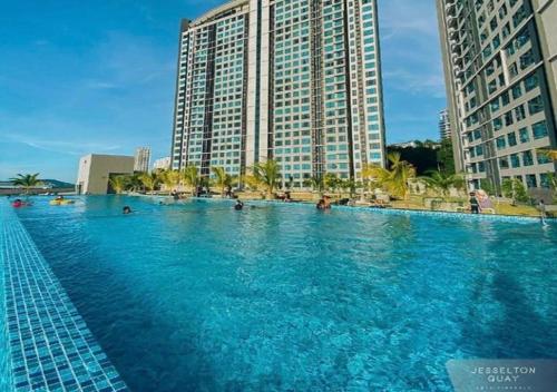 une grande piscine en face d'un grand bâtiment dans l'établissement Mango House3-LuxurySweet I Biggest unit I infinity pool I Wifi-JQ, à Kota Kinabalu