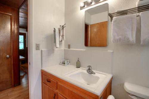 Sky Ranch Cottages - Red Door
