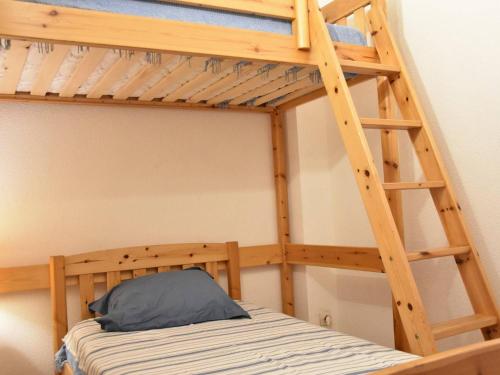 - un lit superposé avec une échelle dans une chambre dans l'établissement Maison climatisée 3 pièces, 6 couchages près de la plage du Grazel à Gruissan - FR-1-229-851, à Gruissan