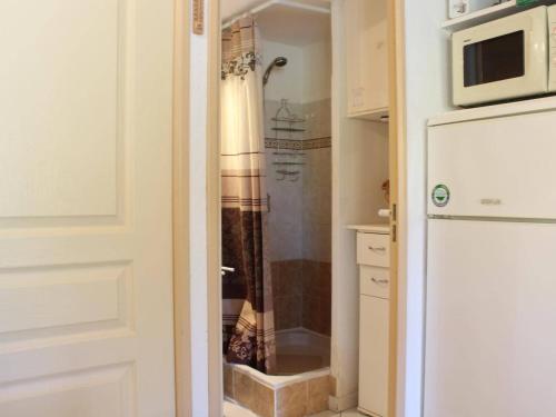 une douche dans une cuisine avec une porte en verre dans l'établissement Villa spacieuse 3 pièces avec mezzanine, 6 couchages, proche plage, commerces et balnéothérapie - FR-1-229-855, à Gruissan