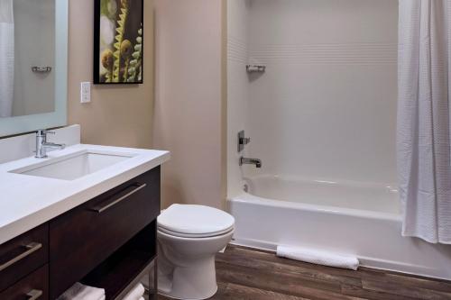 Koupelna v ubytování TownePlace Suites by Marriott Tacoma Lakewood