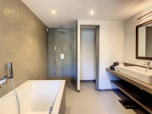 拉羅歇爾的住宿－Villa La Rochelle, 7 pièces, 10 personnes - FR-1-710-5，带浴缸、水槽和淋浴的浴室