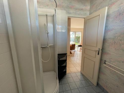 La salle de bains est pourvue d'une douche à l'italienne. dans l'établissement Appartement RDC avec jardin à 500m de la plage et 800m des commerces - FR-1-361-493, à Jullouville