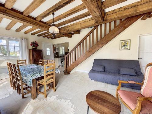 un salon avec une table et un canapé dans l'établissement Maison avec jardin clos, à 600m de la plage, 4 chambres, barbecue, proche commerces et attractions - FR-1-361-495, à Jullouville