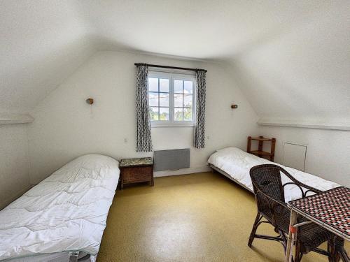 - une chambre mansardée avec 2 lits et une fenêtre dans l'établissement Maison avec jardin clos, à 600m de la plage, 4 chambres, barbecue, proche commerces et attractions - FR-1-361-495, à Jullouville