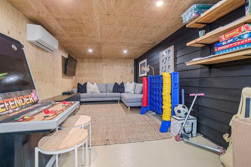 Camp Jordanにあるテレビまたはエンターテインメントセンター