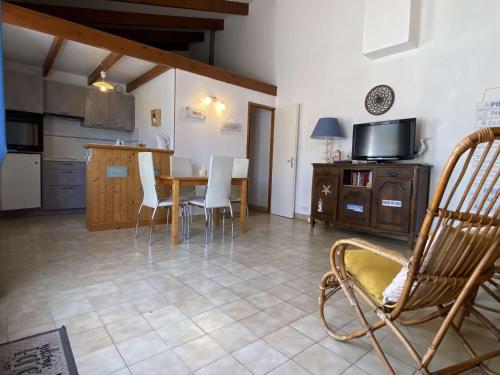 une cuisine et une salle à manger avec une table et des chaises dans l'établissement Maison 2 pièces à Oléron, 4 couchages, proche plage, jardin, parking, ménage inclus - FR-1-246A-248, à Dolus-d'Oléron