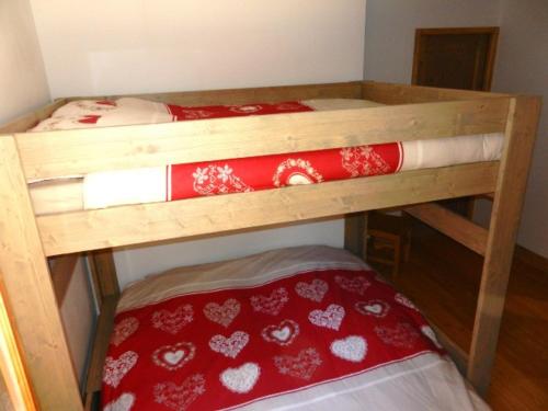 - 2 lits superposés avec des oreillers rouges et blancs dans l'établissement Appartement cosy 6 pers, balcon, piscine couverte, garage, Crest-Voland - FR-1-733-124, à Crest-Voland