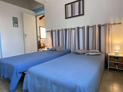 deux lits côte à côte dans une chambre dans l'établissement Maison 2 pièces à Oléron, 4 couchages, proche plage, jardin, parking, ménage inclus - FR-1-246A-248, à Dolus-d'Oléron