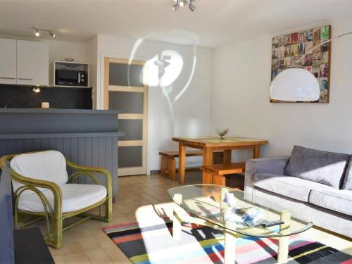 un salon avec un canapé et une table dans l'établissement Appartement T2 Cabine avec Terrasse, 5 Couchages, Parking Privé – Bormes les Mimosas - FR-1-251-503, à Bormes-les-Mimosas