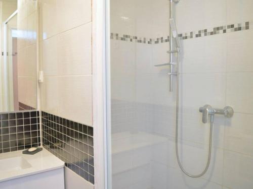 une salle de bain avec une douche, des toilettes et un lavabo dans l'établissement Appartement T2 Cabine avec Terrasse, 5 Couchages, Parking Privé – Bormes les Mimosas - FR-1-251-503, à Bormes-les-Mimosas