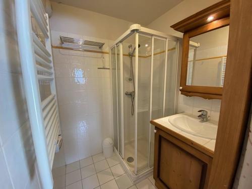 une salle de bain avec douche et lavabo dans l'établissement Appartement 3 pièces avec piscine et parking, jusqu'à 6 personnes - FR-1-733-128, à Crest-Voland