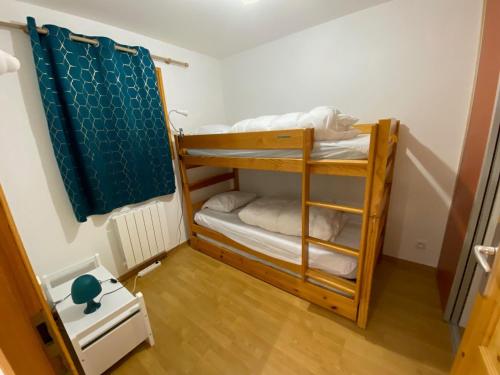 une chambre avec deux lits superposés dans l'établissement Charmant T2 + cabine avec balcon orienté sud à Saint-Jean-de-Sixt, proche de La Clusaz - FR-1-459-209, à Saint-Jean-de-Sixt