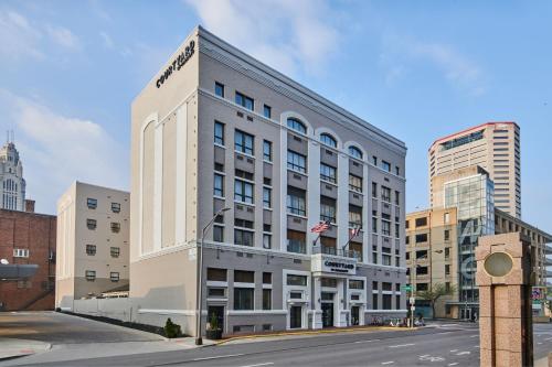 ein hohes weißes Gebäude mit dem Wort Hotel drauf in der Unterkunft Courtyard Columbus Downtown in Columbus
