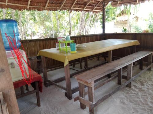 Kri的住宿－Daroyen Village，一张木桌、长凳和桌椅