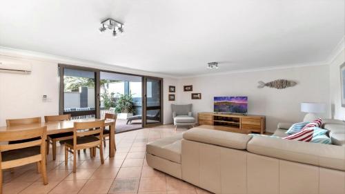 Un lugar para sentarse en Terrigal Tranquility Pool In Complex, In The Heart Of Terrigal