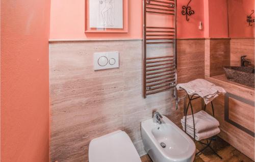 La salle de bains est pourvue d'un lavabo blanc et de toilettes. dans l'établissement Awesome Home In Verona With Kitchen, à Vérone