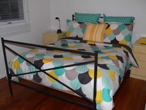 Ένα ή περισσότερα κρεβάτια σε δωμάτιο στο The Woodland Cottage at Silverleaves Beach