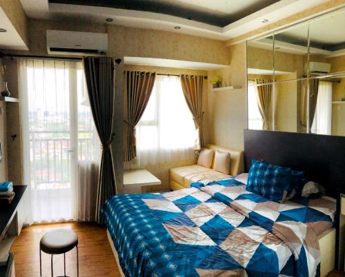 una camera con un letto e una grande finestra di Margonda Residence By Ensroom id a Kemirimuka Dua