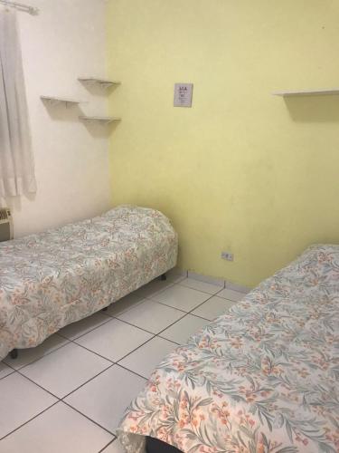 En eller flere senge i et værelse på Conforto aproveitando Santos!