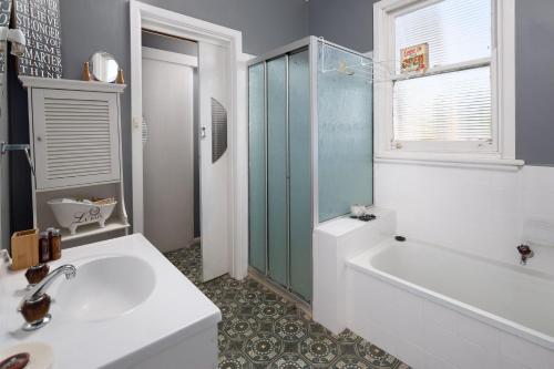 Ένα μπάνιο στο Cowes Coastal Retro Cottage