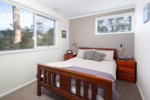 Ένα ή περισσότερα κρεβάτια σε δωμάτιο στο Cowes Coastal Retro Cottage